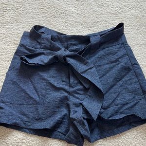 High waisted shorts with tie